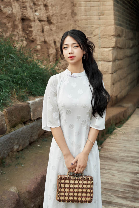 在影视基地身穿旗袍的亚洲女性