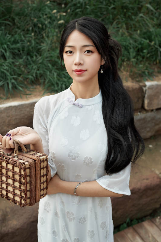 在影视基地身穿旗袍的亚洲女性