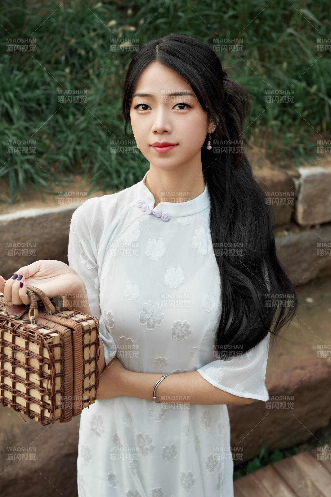 在影视基地身穿旗袍的亚洲女性