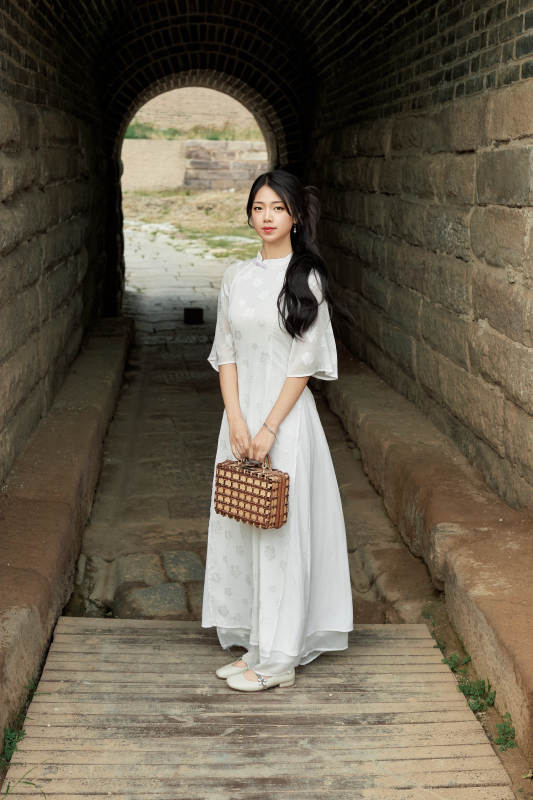 在影视基地身穿旗袍的亚洲女性