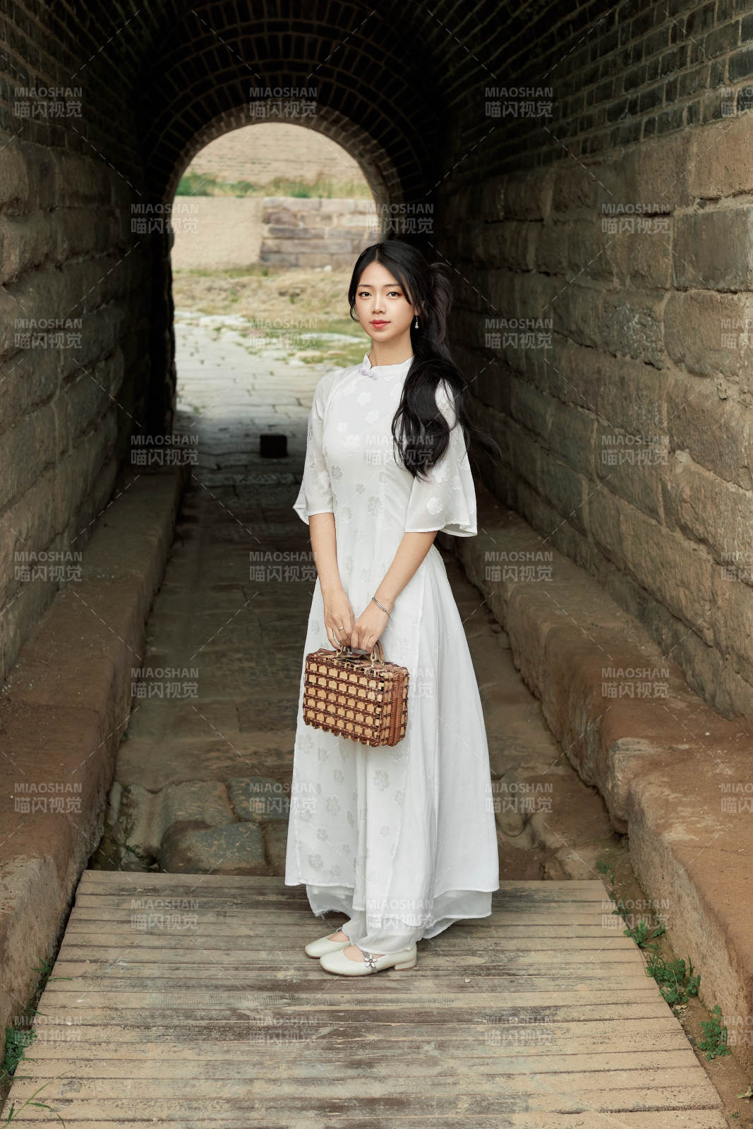 在影视基地身穿旗袍的亚洲女性