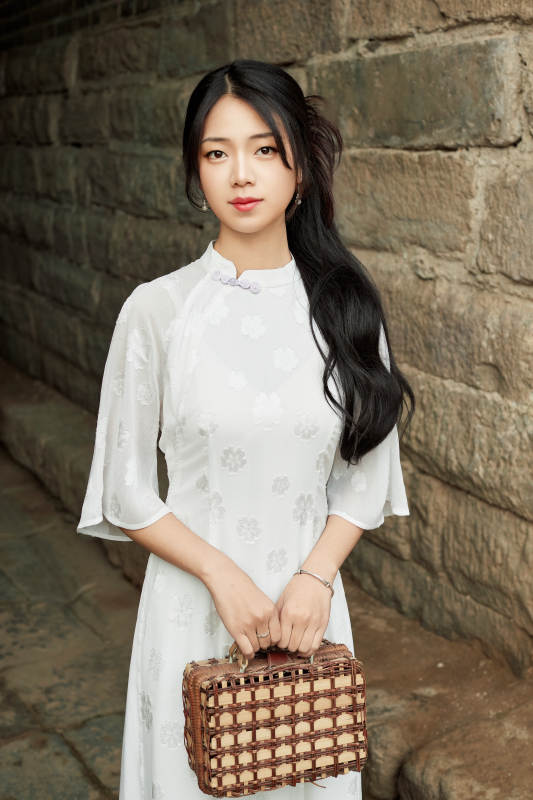 在影视基地身穿旗袍的亚洲女性