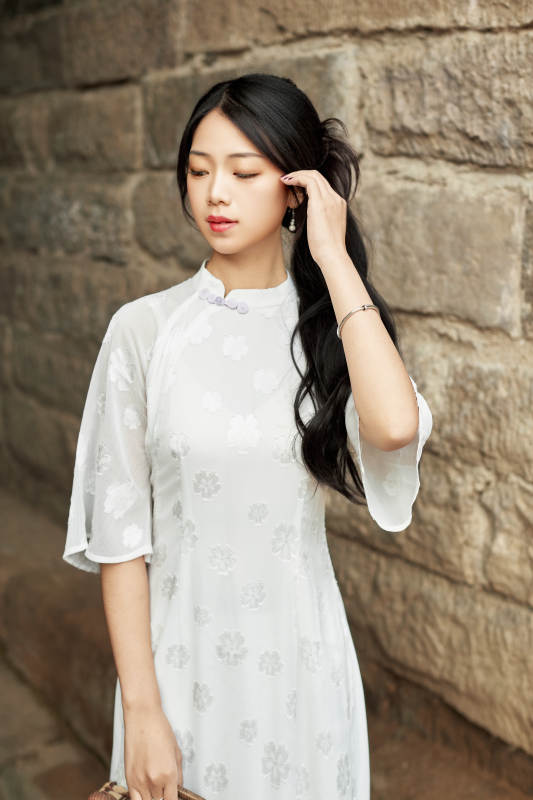 在影视基地身穿旗袍的亚洲女性-摄影图