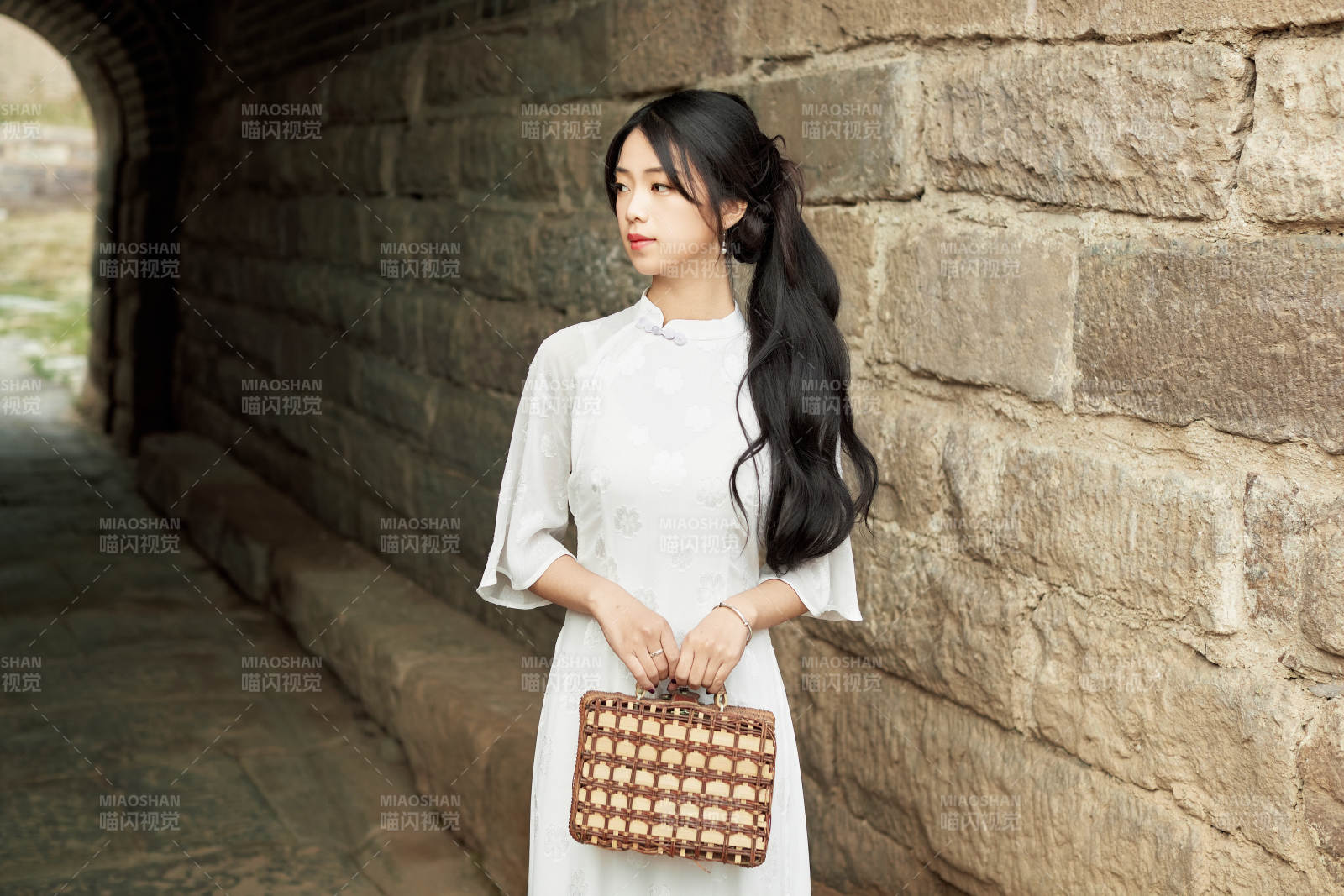 在影视基地身穿旗袍的亚洲女性-摄影图