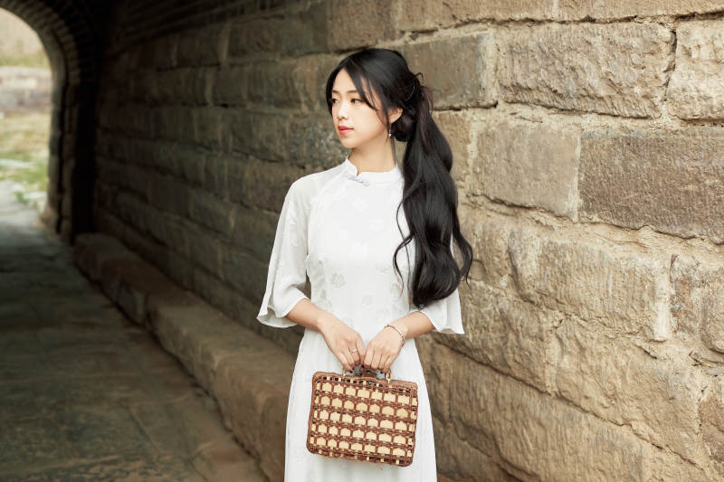 在影视基地身穿旗袍的亚洲女性-摄影图