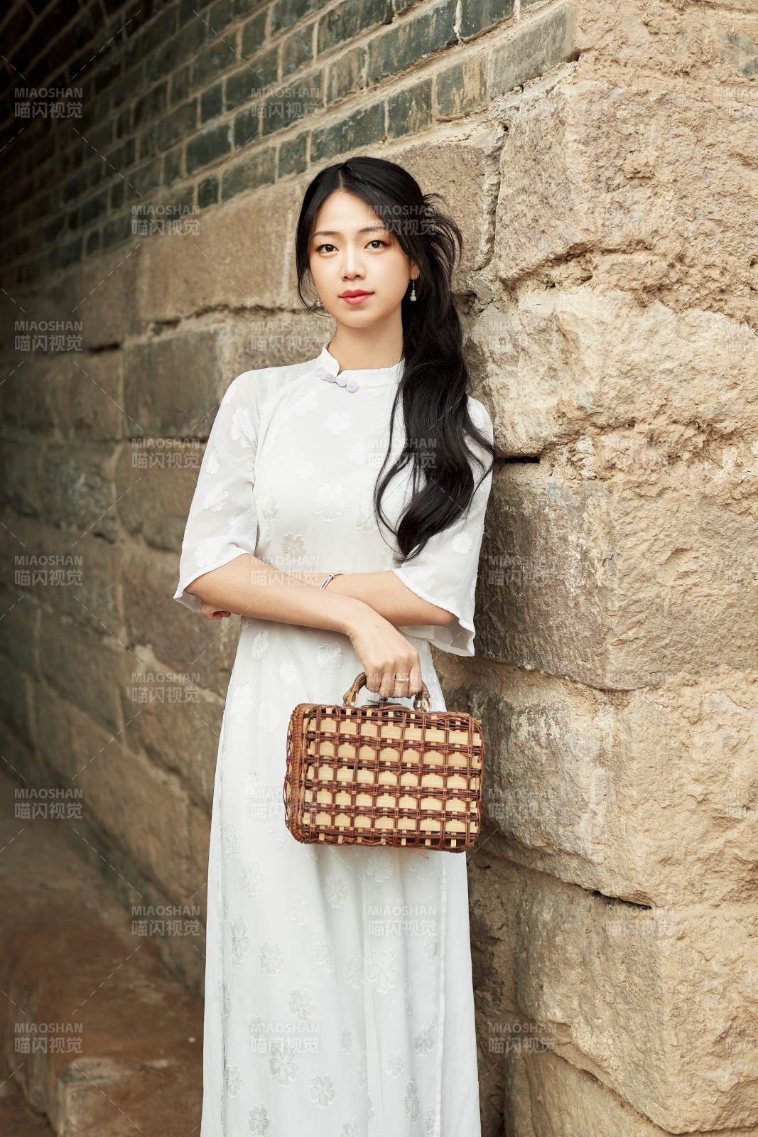 在影视基地身穿旗袍的亚洲女性