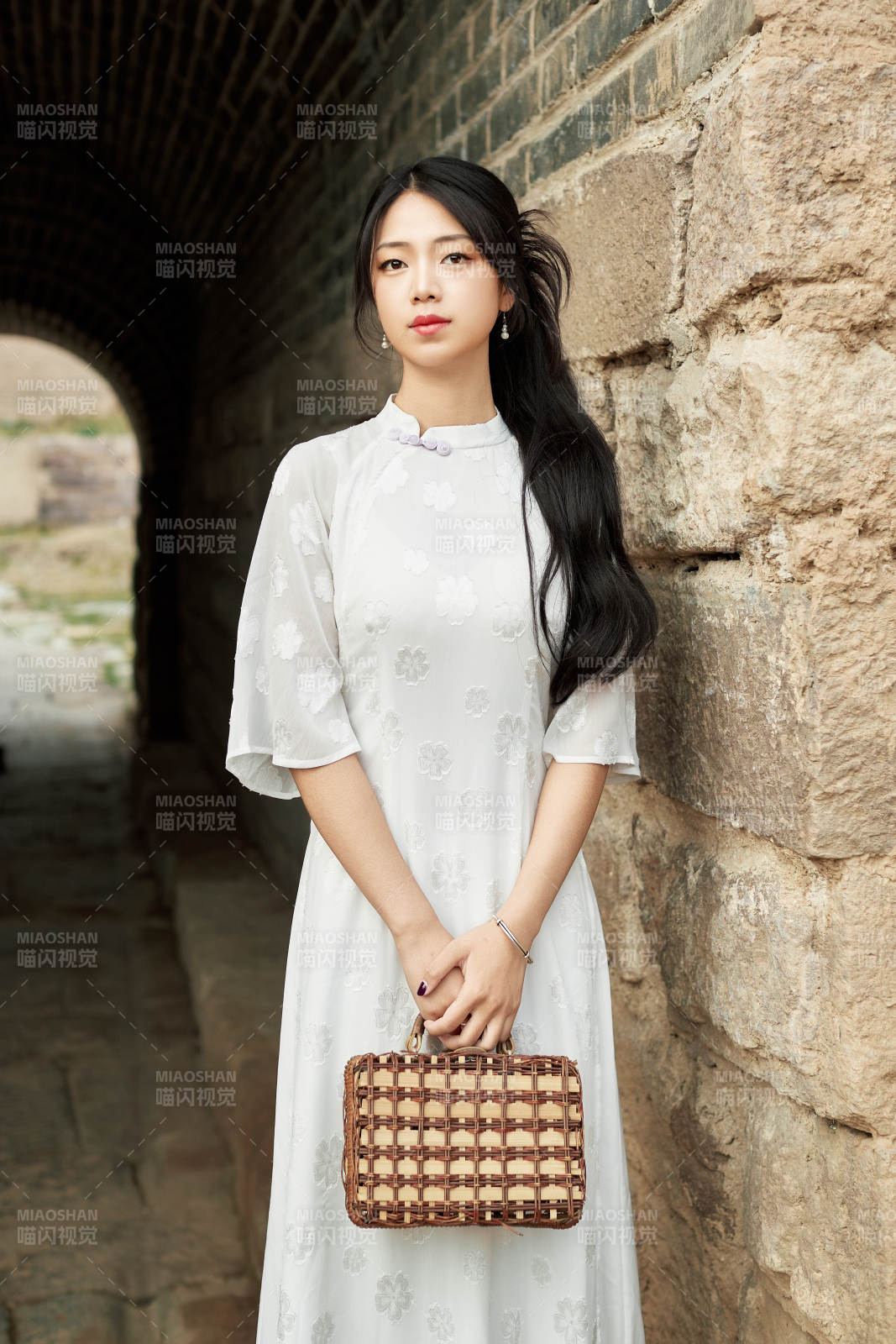 在影视基地身穿旗袍的亚洲女性