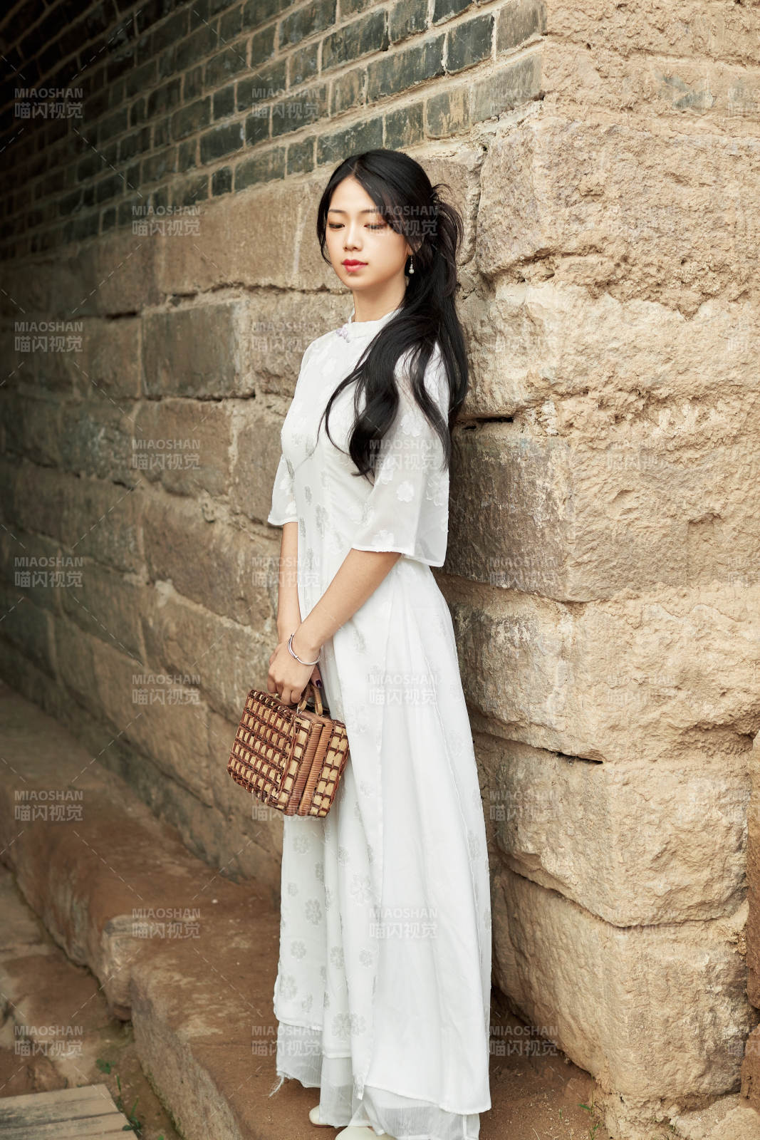 在影视基地身穿旗袍的亚洲女性