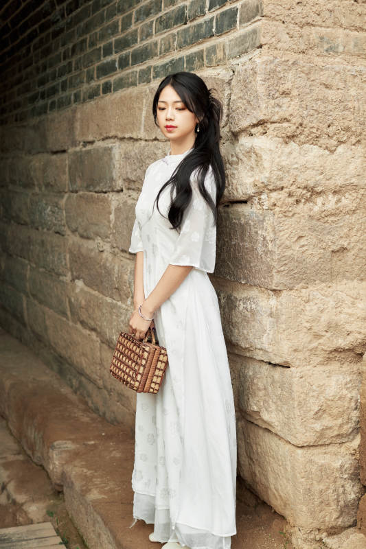 在影视基地身穿旗袍的亚洲女性