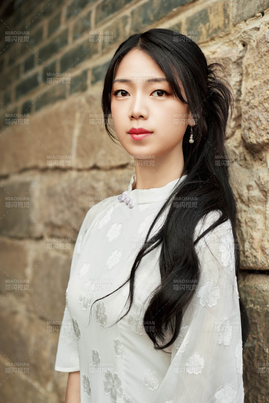 在影视基地身穿旗袍的亚洲女性