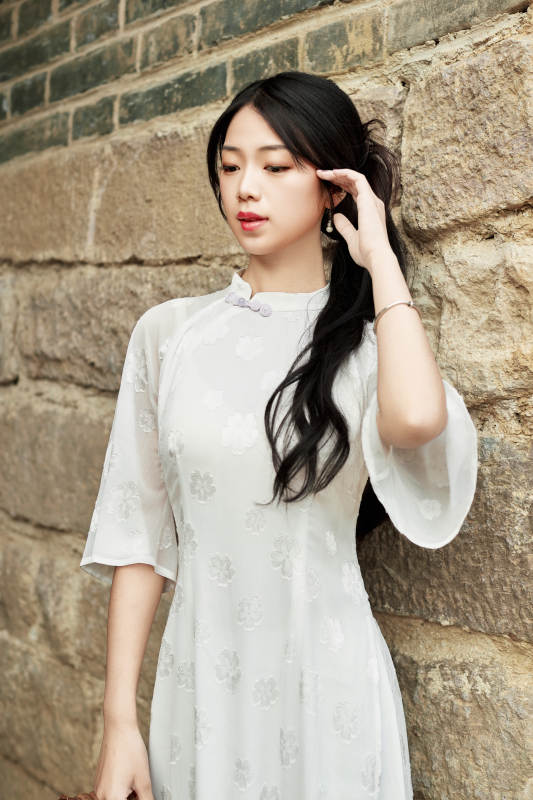 在影视基地身穿旗袍的亚洲女性