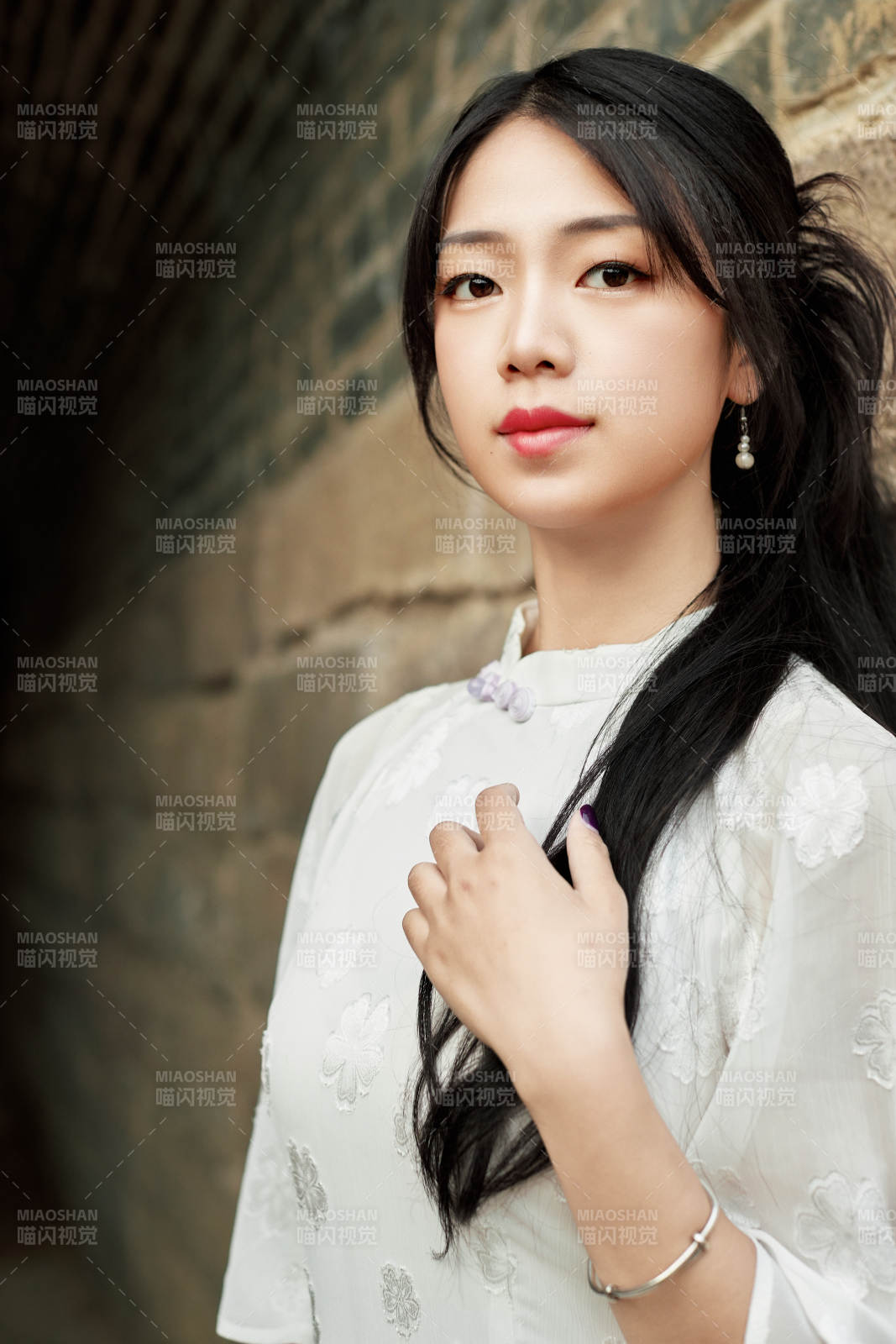 在影视基地身穿旗袍的亚洲女性