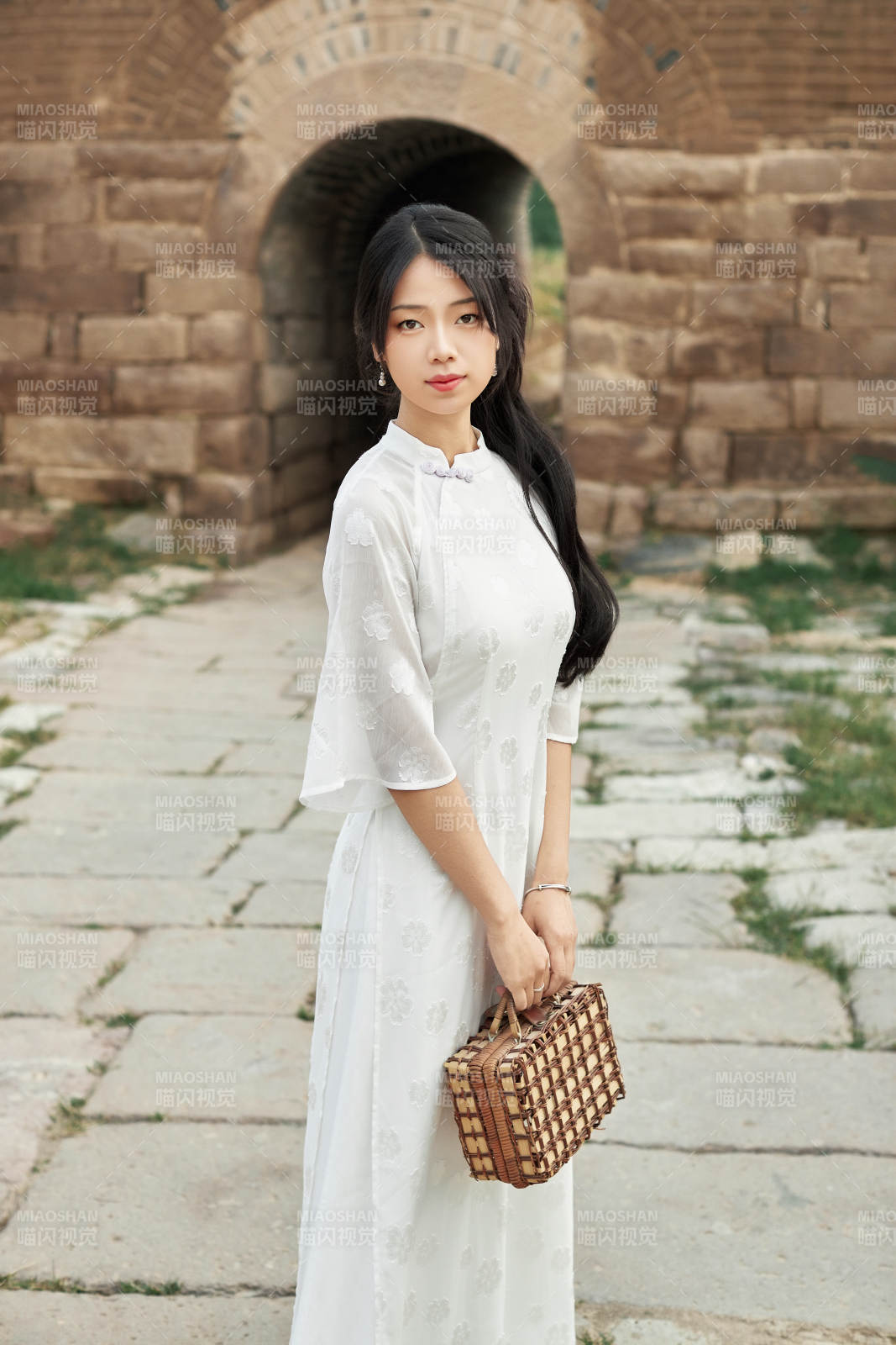 在影视基地身穿旗袍的亚洲女性