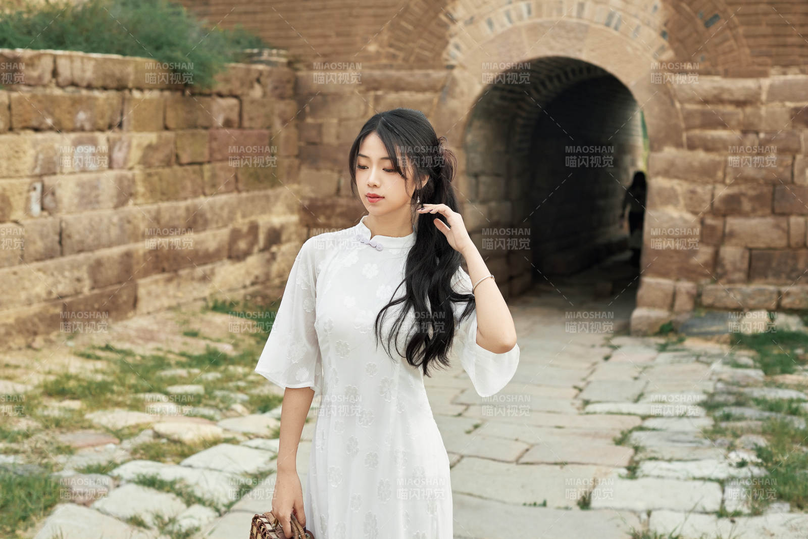 在影視基地身穿旗袍的亞洲女性