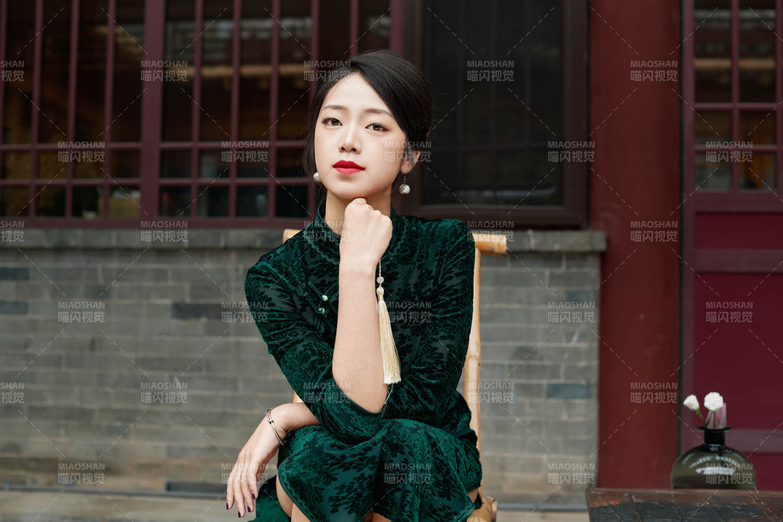 在中式庭院里身穿復古旗袍的亞洲女性