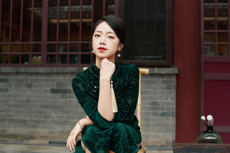 在中式庭院里身穿復古旗袍的亞洲女性