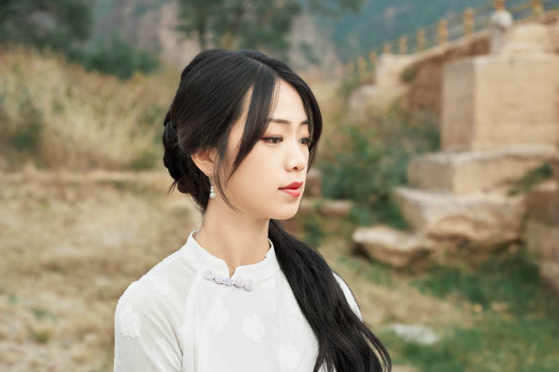 在影视基地身穿旗袍的亚洲女性