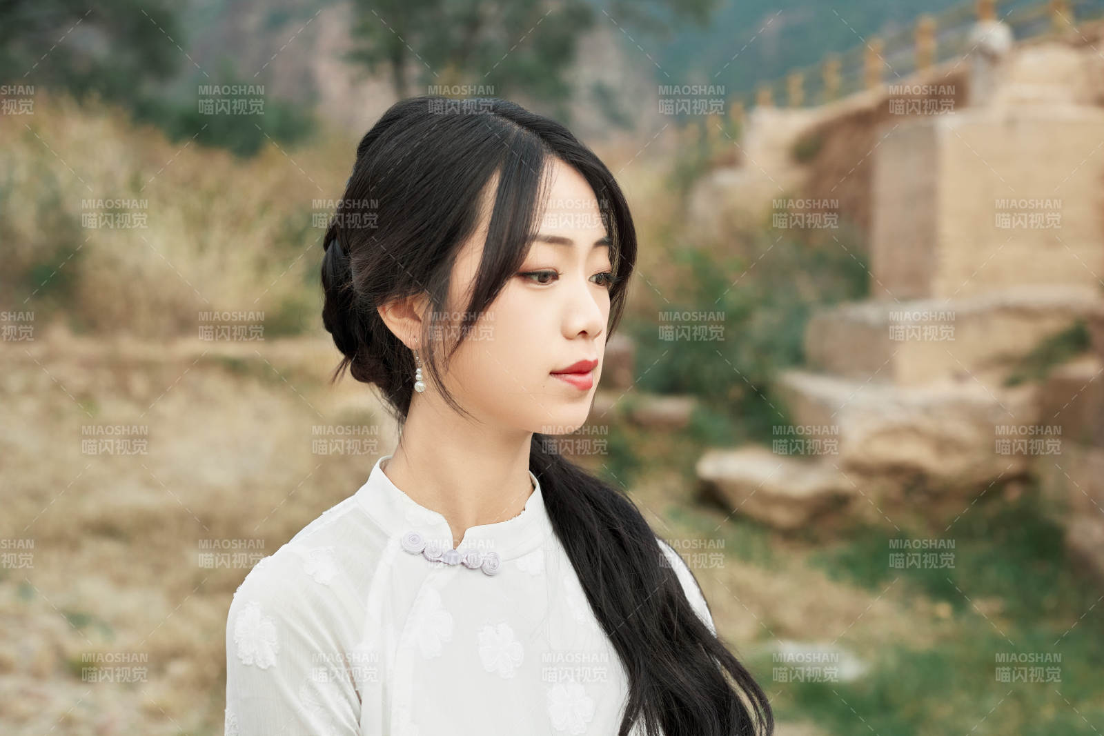 在影视基地身穿旗袍的亚洲女性