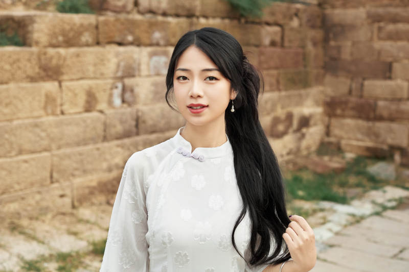 在影视基地身穿旗袍的亚洲女性