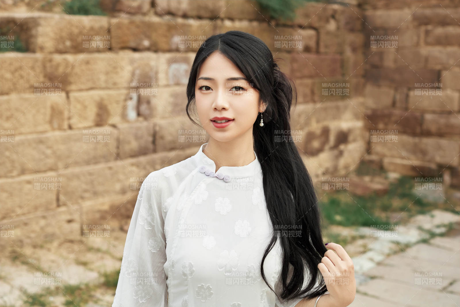 在影视基地身穿旗袍的亚洲女性