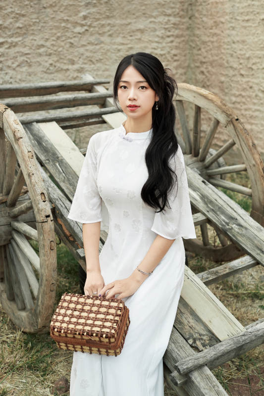 在影视基地身穿旗袍的亚洲女性