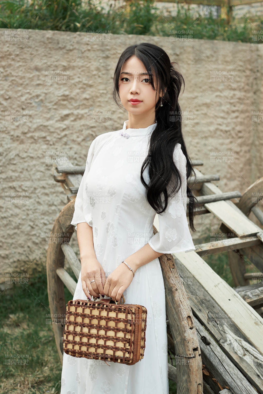 在影視基地身穿旗袍的亞洲女性