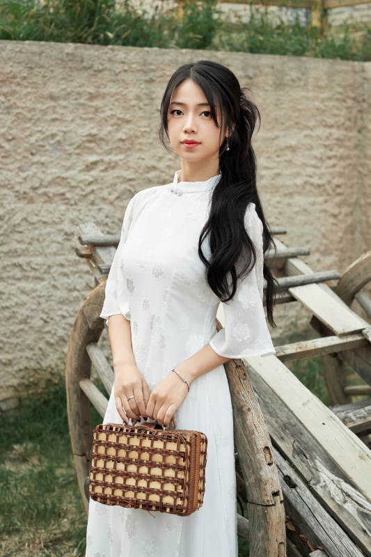 在影视基地身穿旗袍的亚洲女性