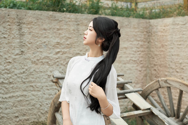 在影视基地身穿旗袍的亚洲女性