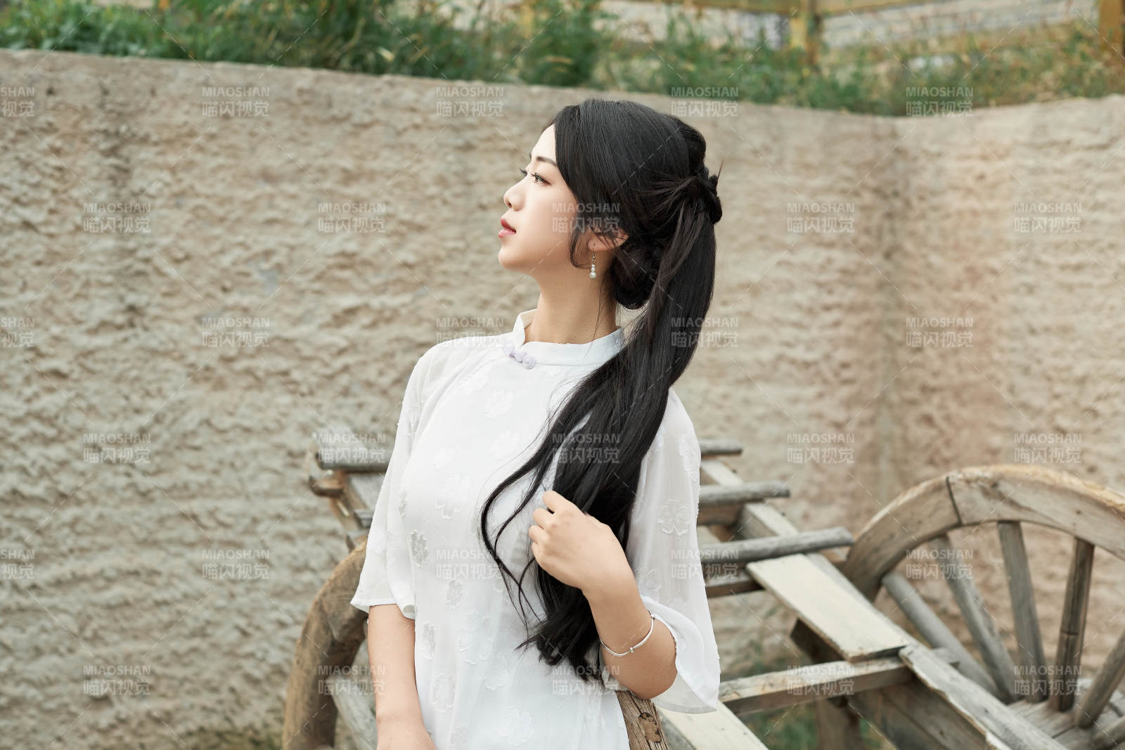 在影视基地身穿旗袍的亚洲女性