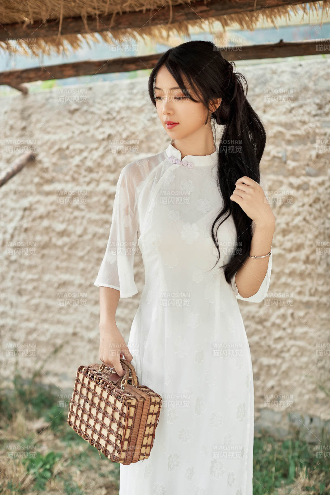 在影视基地身穿旗袍的亚洲女性