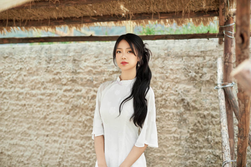 在影视基地身穿旗袍的亚洲女性