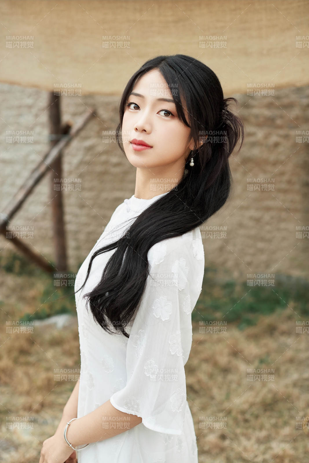 在影视基地身穿旗袍的亚洲女性