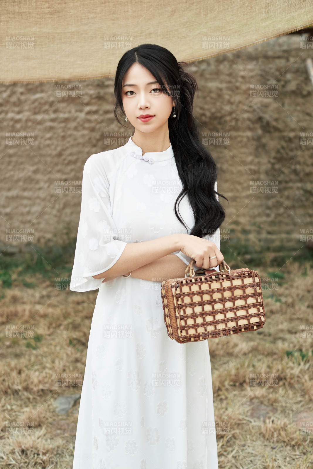 在影視基地身穿旗袍的亞洲女性