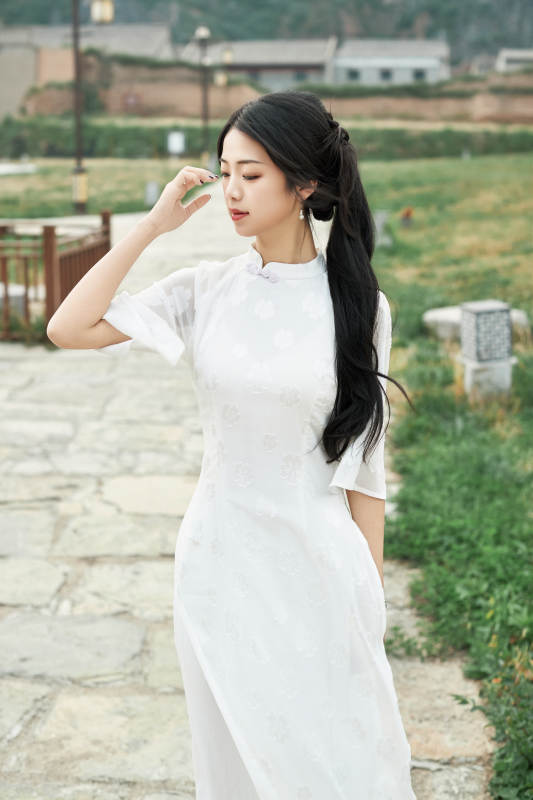 在影视基地身穿旗袍的亚洲女性