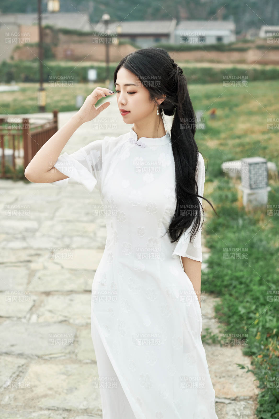 在影視基地身穿旗袍的亞洲女性