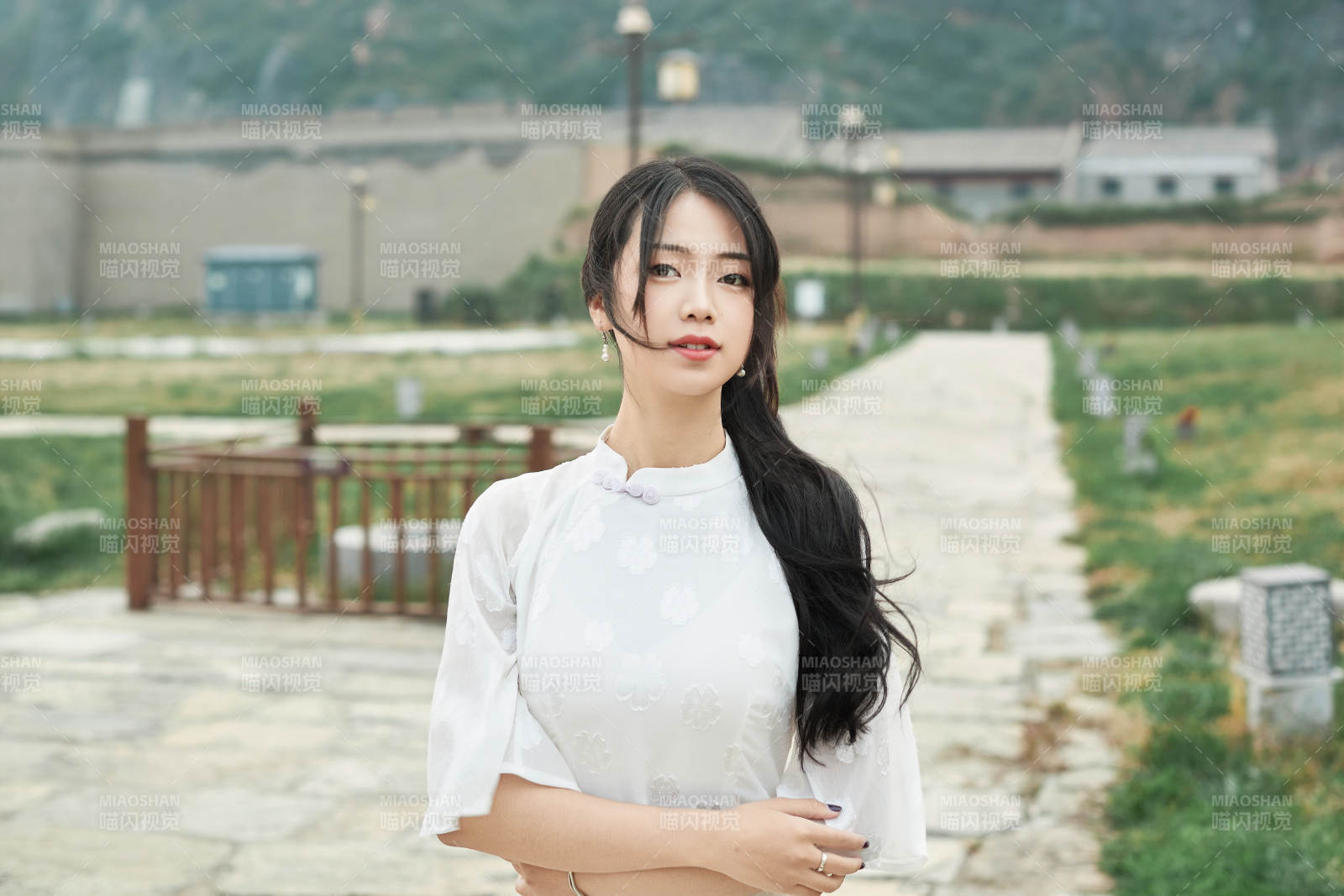 在影视基地身穿旗袍的亚洲女性