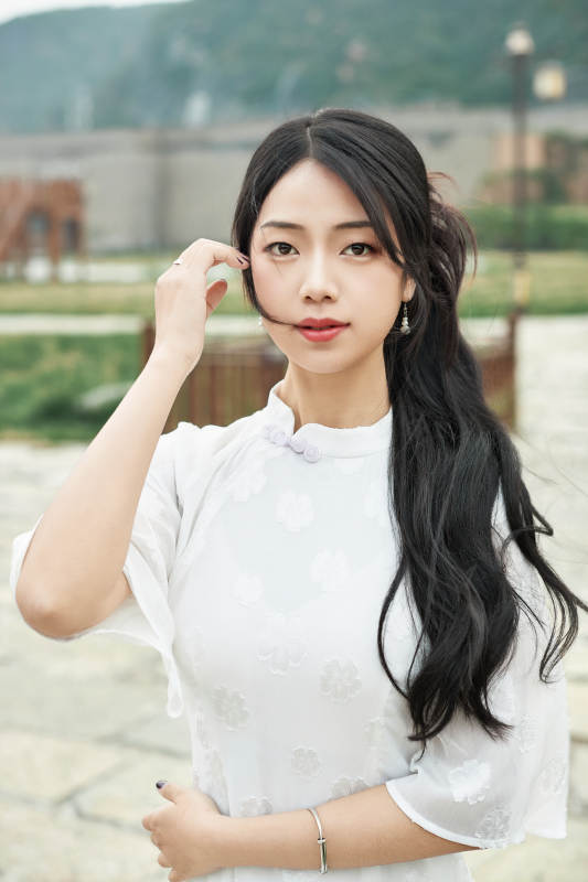 在影视基地身穿旗袍的亚洲女性