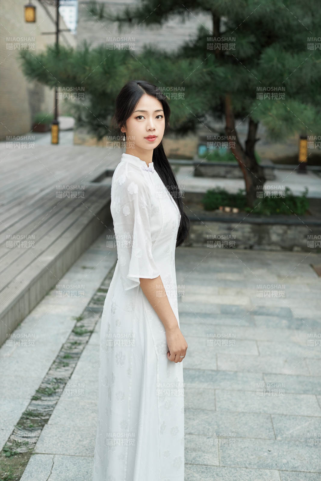 在影視基地身穿旗袍的亞洲女性