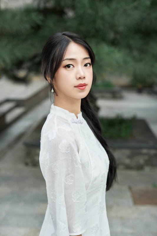 在影视基地身穿旗袍的亚洲女性