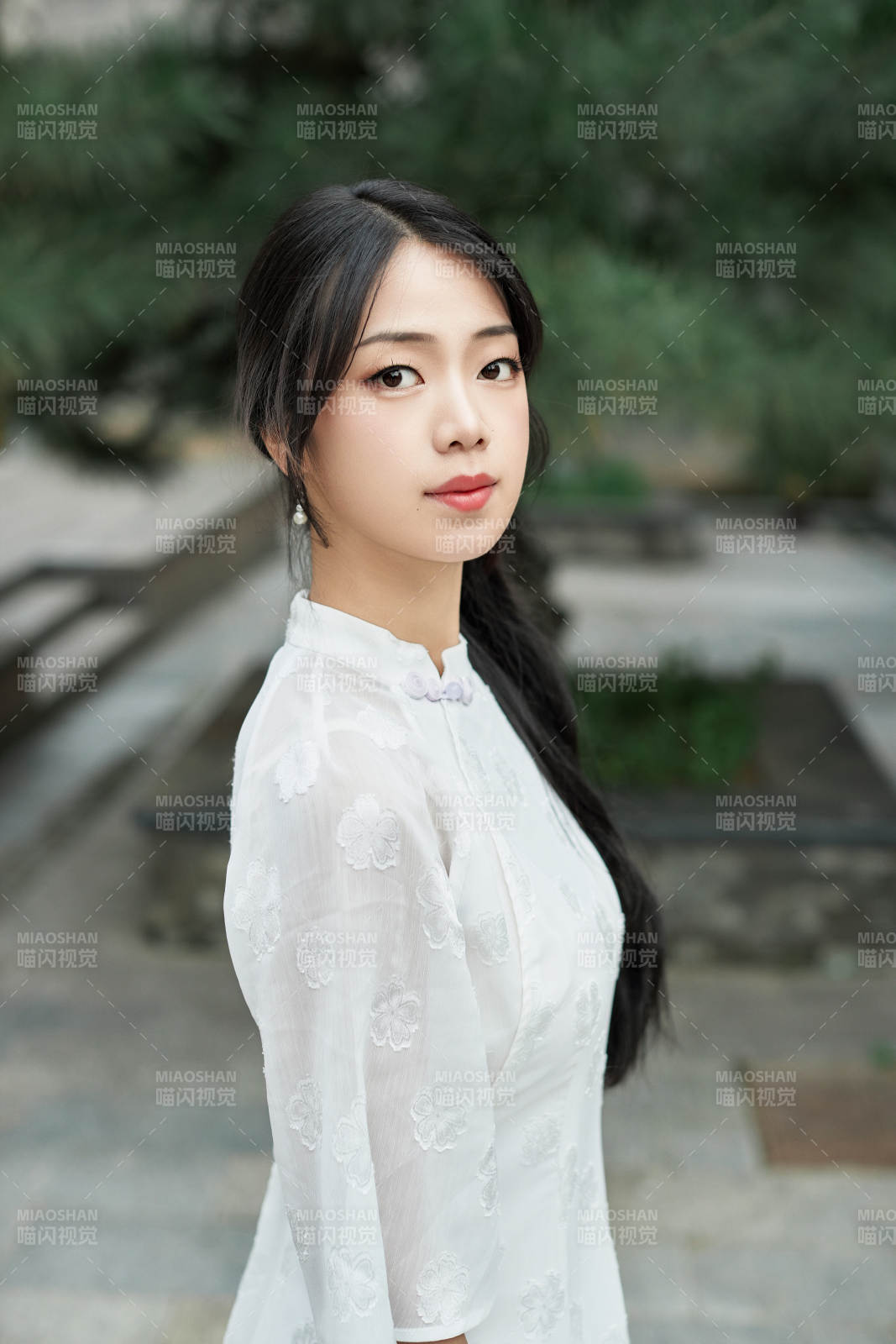 在影視基地身穿旗袍的亞洲女性