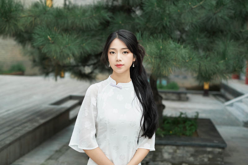 在影视基地身穿旗袍的亚洲女性