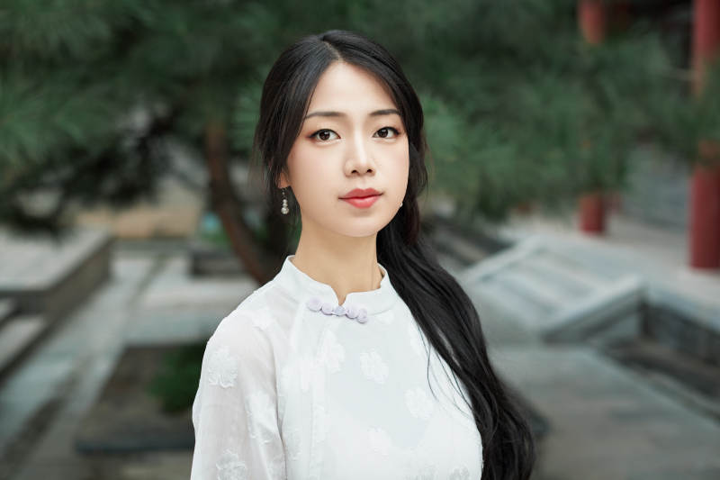 在影视基地身穿旗袍的亚洲女性