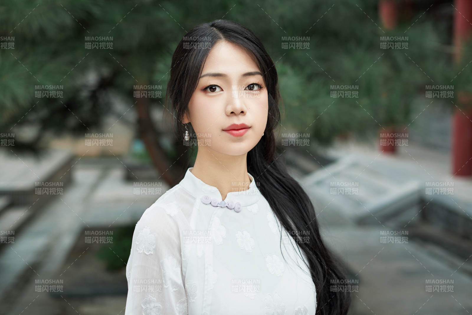 在影視基地身穿旗袍的亞洲女性