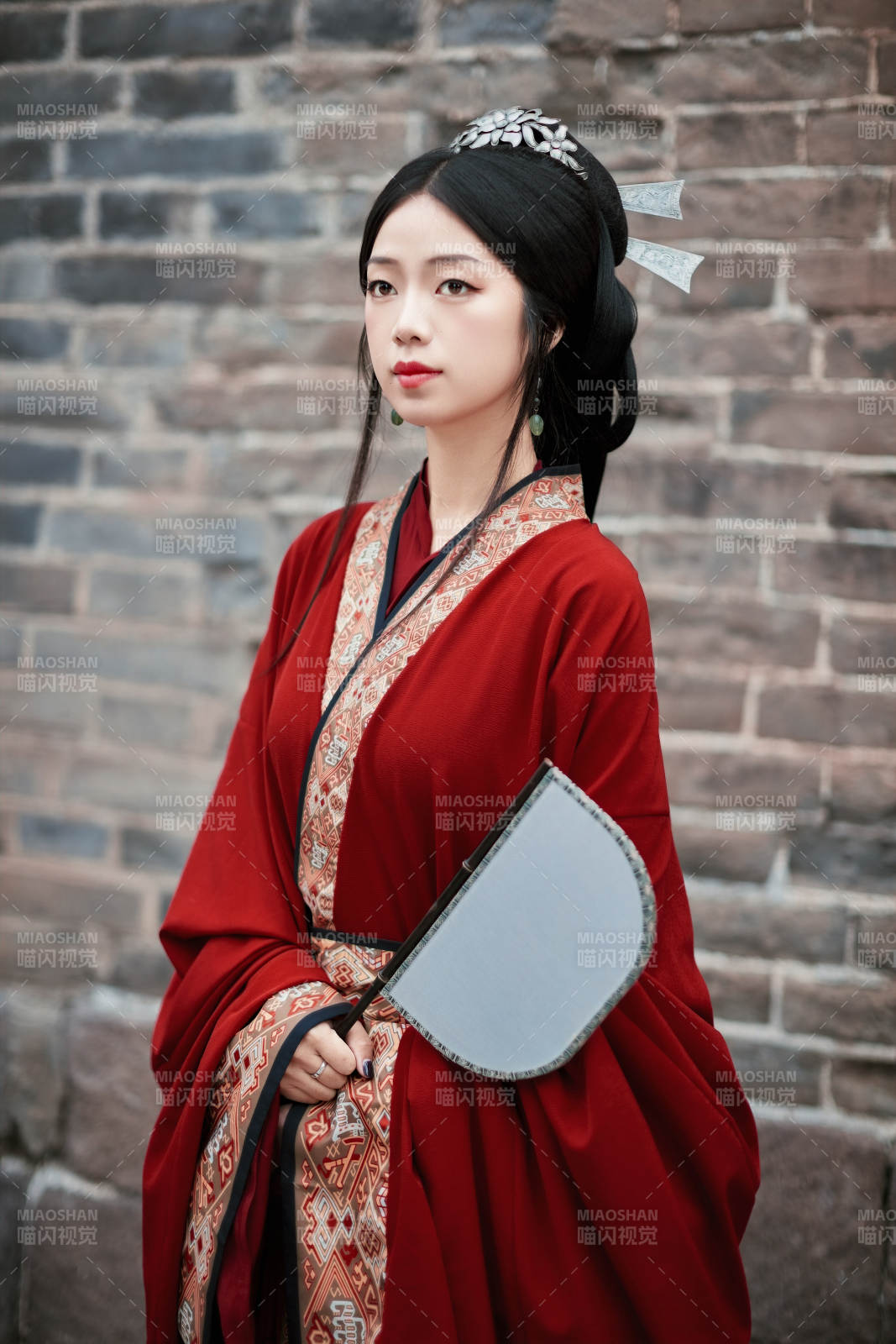 身穿战国袍在古城游玩拍照的东方美女图片