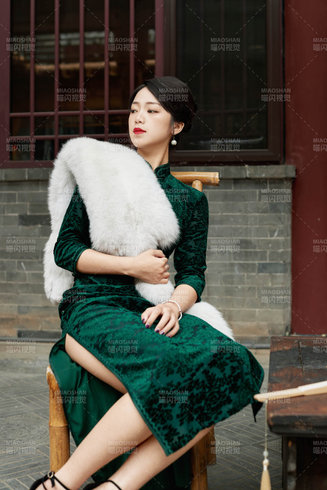 在中式庭院里身穿復古旗袍的亞洲女性