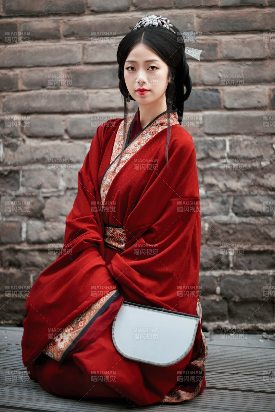 身穿战国袍在古城游玩拍照的东方美女