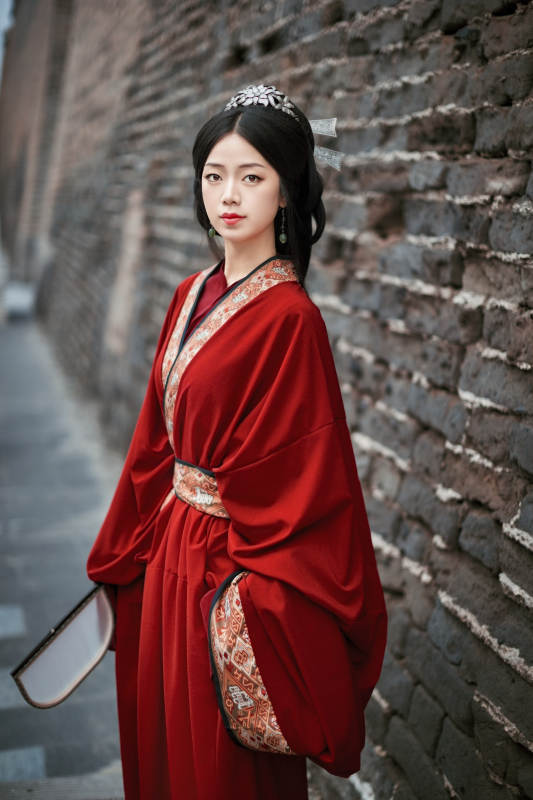 身穿战国袍在古城游玩拍照的东方美女