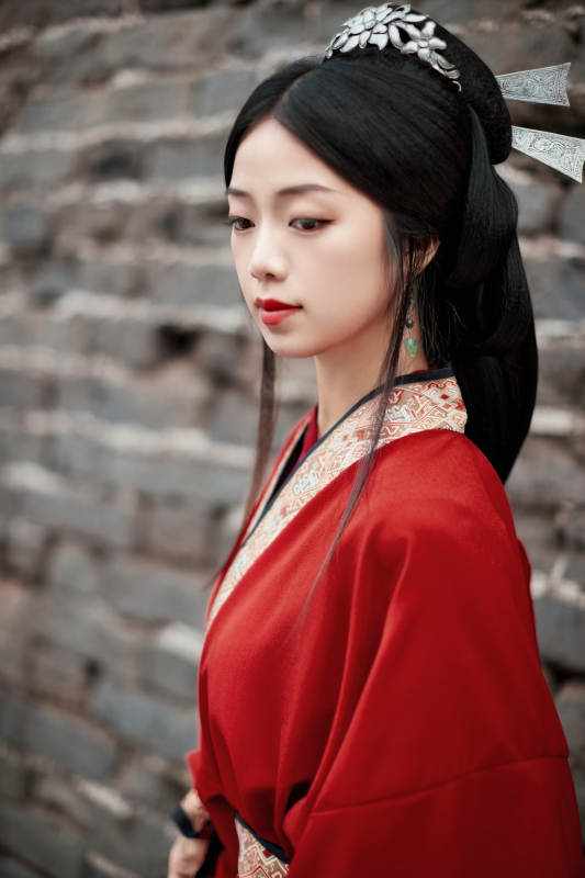 身穿战国袍在古城游玩拍照的东方美女