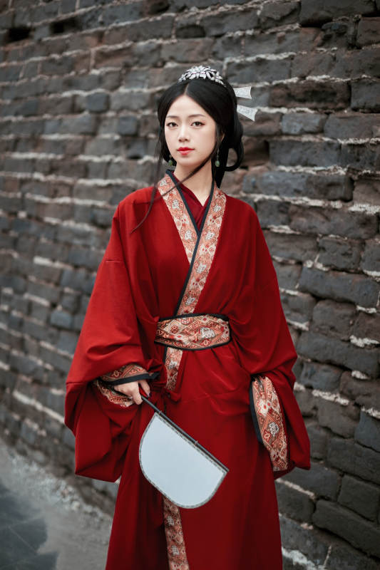 身穿战国袍在古城游玩拍照的东方美女