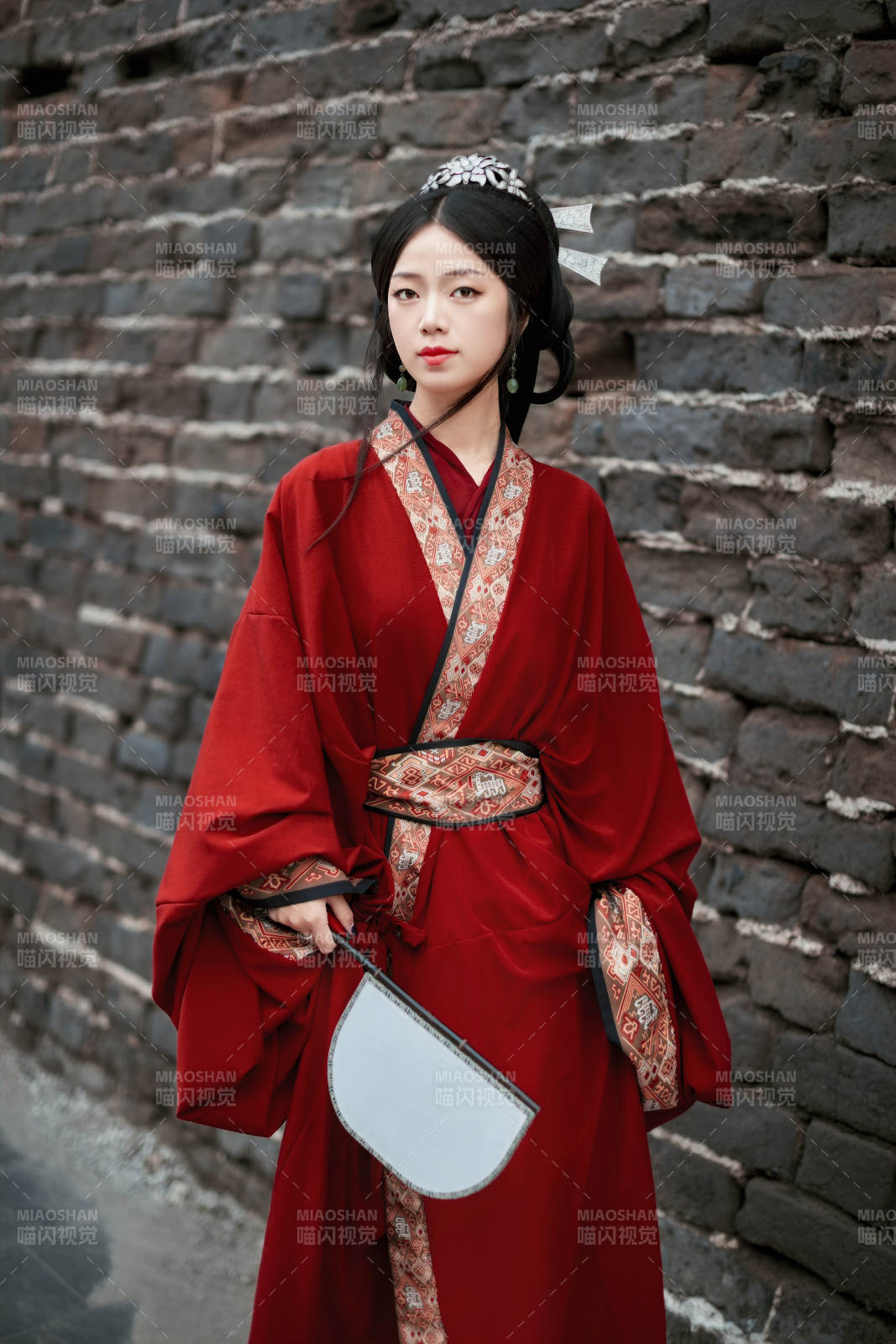 身穿战国袍在古城游玩拍照的东方美女